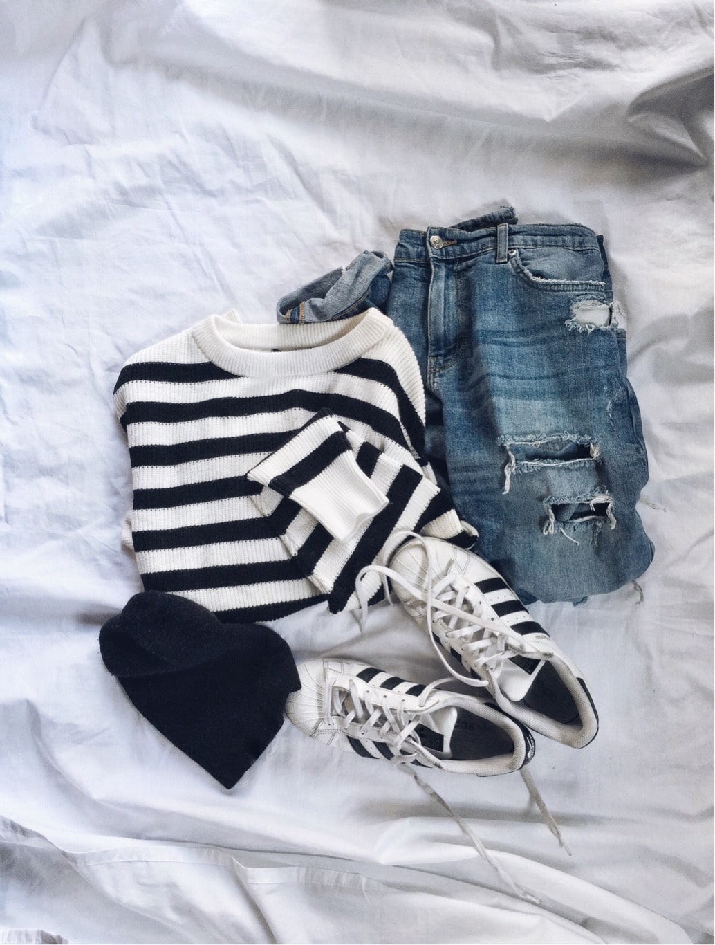Striped sweater | Boyfriend jeans | Beanie | Adidas Superstars | 