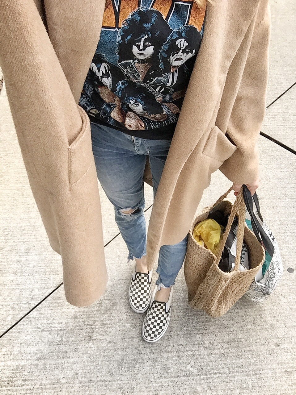 I wore a vintage Kiss t-shirt | Highwaist jeans | a Long camel coat | and Checkered Vans