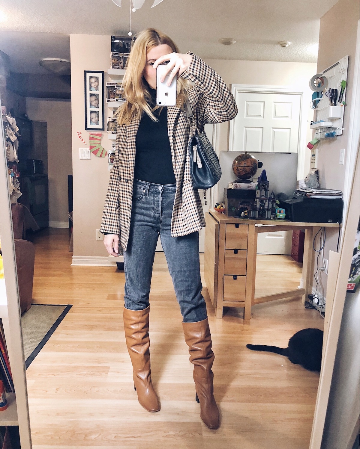 What I Wore this week | Black Turtleneck | Black Levis 501 | Everlane Boots | Checkered Blazer | Chanel bag | livelovesara