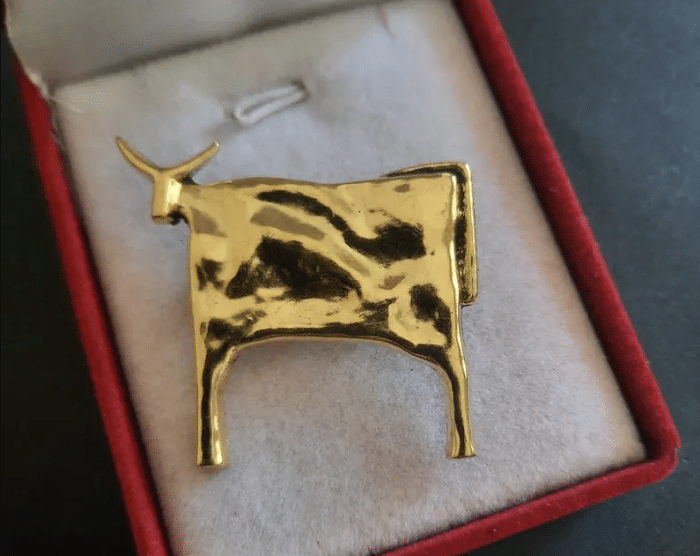 Minimalist Gold Tone Bull Brooch – Modernist Abstract Cow Pin