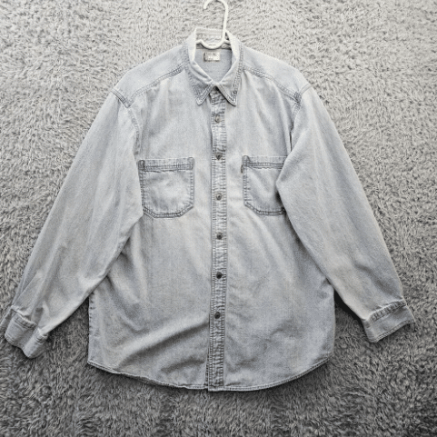 Vintage levis denim shirt in a very light and faded denim.